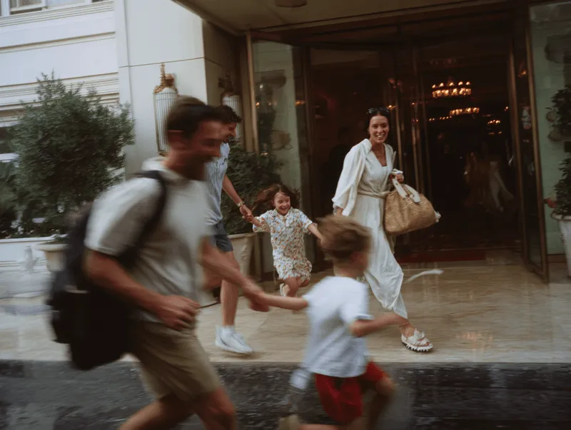 Eine Familie vor ihrem Hotel.